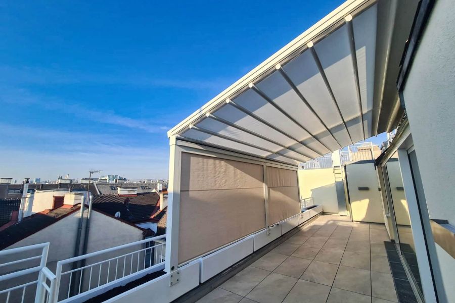 Balkon mit schienengeführter Pergola Sintesi Zip Anlage für stilvollen Sonnenschutz